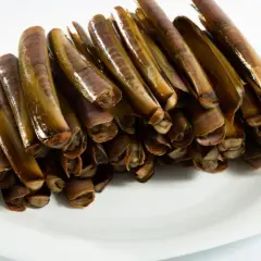 Un plato blanco lleno de navajas animal, listas para ser cocinadas.