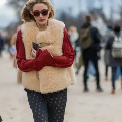 Czy futrzane kamizelki są modne? Oto stylowe pomysły na sezon