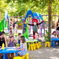 Un villaggio turistico in Sicilia per bambini con animazione e giochi all'aperto.