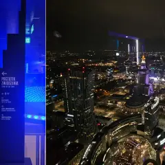 Widok z najwyższego budynku w Polsce nocą. Widać oświetlone miasto i Pałac Kultury.