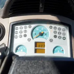 Panel ciągnika z licznikiem motogodzin. 333 motogodziny to dopiero początek pracy, ile motogodzin to dużo?