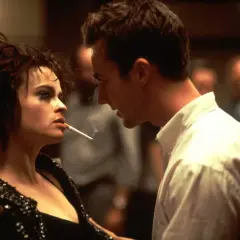 Marla Singer i Narrator z filmu "Podziemny krąg" w intymnej chwili. Obsada filmu w kultowej scenie.