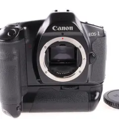 Czarny Canon EOS-1, klasyk wśród aparatów analogowych, gotowy do uchwycenia niezapomnianych chwil.