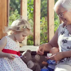 Dziecko bawi się z misiem, a babcia podaje herbatkę lalce. Może to właśnie dlatego dziecko nie lubi babci?