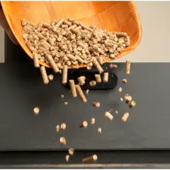 Wsypywanie pelletu do pieca. Czy piec na pellet można wyłączać na noc? Odpowiedź zależy od modelu i instrukcji producenta.
