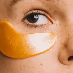 Parche dorado bajo el ojo, ideal para saber como drenar las bolsas de los ojos y lucir una mirada fresca.