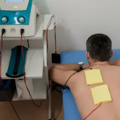 Do jakiego lekarza z bólem międzyżebrowym? Sprawdź, gdzie szukać pomocy