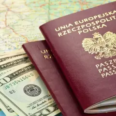 Dwa polskie paszporty, banknoty dolarowe i mapa. Planujesz podróż do Szwajcarii i zastanawiasz się, czy jest w Schengen?