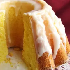 Babka cytrynowa bardzo wilgotna mniam, z lukrem spływającym po żłobieniach. Idealna na deser.
