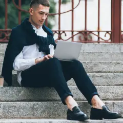 Mokasyny: skarpetki? Bez? Jak nosić je stylowo! Poradnik eksperta
