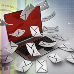 Un portátil rodeado de sobres digitales, como si se preguntara qué es Poe y cómo gestionar tantos correos.