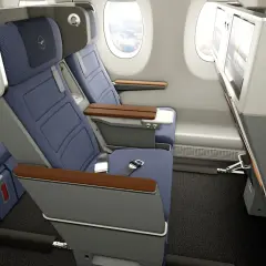 Komfortabler Sitzbereich in der Premium Economy: mehr Beinfreiheit und größere Bildschirme im Vergleich zur Economy.