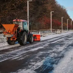 Kto odśnieża chodnik przy posesji? Sprawdź swoje obowiązki i kary