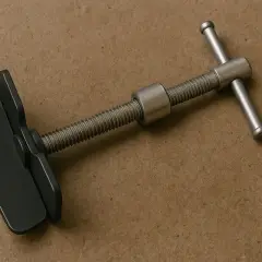Outil pour repousser le piston de frein arrière.