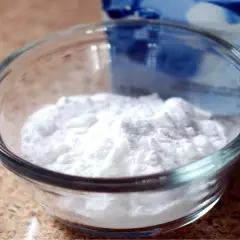 Polvere bianca in una ciotola di vetro, forse per illustrare la differenza tra bicarbonato di sodio e bicarbonato di potassio.