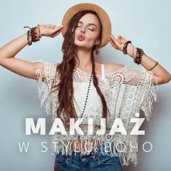 Kobieta w kapeluszu i koronkowym topie, z mnóstwem bransoletek, prezentuje makijaż boho.