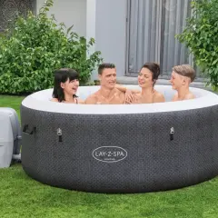 Rodzina cieszy się relaksem w dmuchanym jacuzzi ogrodowym Lay-Z-Spa Havana.