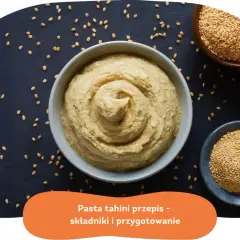 Pasta tahini co to? Kremowa pasta z sezamu w misce, obok nasion sezamu. Przepis na tahini.