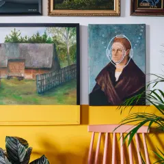 Obraz z chatką i płotem oraz portret w hełmie to świetne pomysły na obraz DIY.