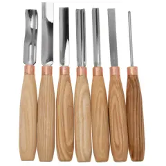 Ensemble de sept gouges pour la sculpture bois, aux manches en bois clair et lames en métal.