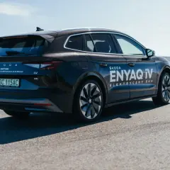 Ciemny Skoda Enyaq iV, jeden z popularnych SUVów, na drodze testowej.