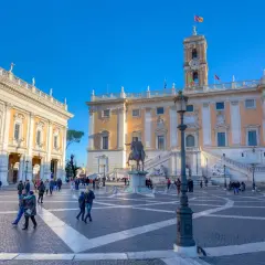 Plac na Kapitolu, jednym z siedmiu wzgórz Rzymu, z Palazzo Senatorio i pomnikiem Marka Aureliusza.