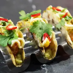 Tre asiatiska tacos med guacamole, majs, koriander och chili. En härlig smakupplevelse!