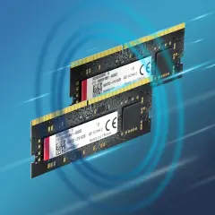 Dos módulos de memoria RAM en configuración dual channel, con etiquetas y chips visibles, sobre un fondo azul con círculos concéntricos.