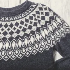 Sfilcowany sweter z norweskim wzorem w romby i łezki.