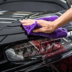 Jak woskować czarne auto? Sekret głębokiej czerni i połysku.