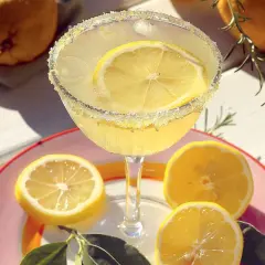 En läcker margarita med citronsocker på glaskanten. Perfekt för ett somrigt margarita recept.
