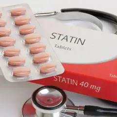 Opakowanie tabletek statynowych, w tym Rosutrox 40 mg, obok stetoskopu.