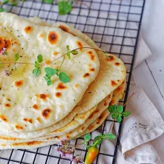 Naan w domu: idealny przepis krok po kroku na puszyste placki!