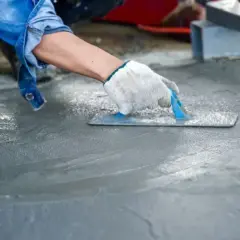 Jak przyspieszyć schnięcie wylewki i uniknąć pęknięć w betonie