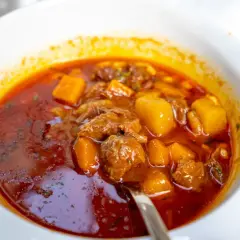 Pyszna zupa gulaszowa Ani gotuje, pełna mięsa i ziemniaków w aromatycznym sosie.