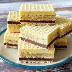 Stary przepis na wafle z kremem i czekoladą. Pyszne, domowe ciasto, które przywołuje wspomnienia.