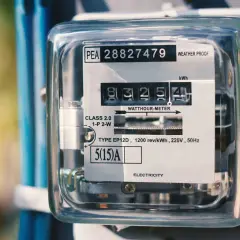 Licznik energii elektrycznej, wskazujący zużycie prądu. Cyfry 83254 pokazują ilość zużytych kilowatogodzin.