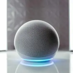Altavoz inteligente Echo Dot con luz azul, ideal para empezar a domotizar tu casa con Alexa.