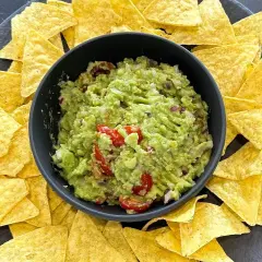 Idealne guacamole w 10 minut: przepis, triki, by nie ciemniało