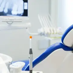 Czy z zimnem można iść do dentysty? Kiedy odwołać wizytę?