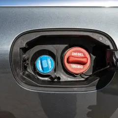 Dwa korki wlewu paliwa samochodu: czerwony z napisem DIESEL i niebieski z napisem AdBlue. To ważne, by wiedzieć, adblue co to jest i gdzie go dolać.