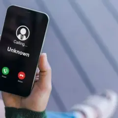 Ein iPhone zeigt einen eingehenden Anruf von einer unbekannten Nummer an. Die Optionen "Annehmen" und "Ablehnen" sind sichtbar.