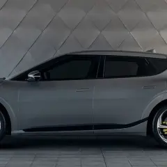 Szary Kia EV6 na tle geometrycznej ściany. Sprawdź atrakcyjną kia ev6 cena i zamów już dziś!