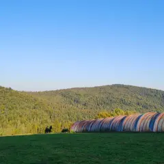Zardzewiałe tunele na tle zielonych Beskidów. Niezwykłe **beskidy atrakcje** czekają na odkrycie.