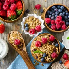 Pyszne śniadanie: granola, jogurt, mleko i świeże owoce. Idealne na dietę bogatoresztkową.