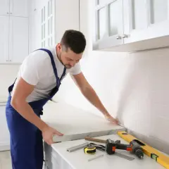 Jak przymocować blat do ściany? Poradnik DIY krok po kroku