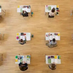 Schülerinnen und Schüler konzentriert bei Prüfungen, die an die Abiturtermine Niedersachsen 2026 erinnern.