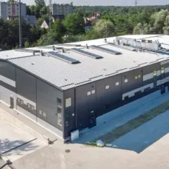 Jaka płyta warstwowa na warsztat? Wybierz najlepszą izolację i bezpieczeństwo