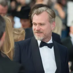 Christopher Nolan, twórca kultowych filmów, w eleganckim smokingu.