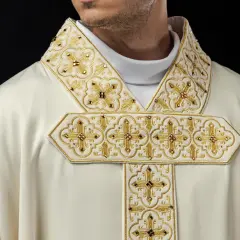 Kapłan w bogato zdobionej kapie, symbolizującej modlitwę wiernych. Złote hafty i kamienie podkreślają uroczystość.